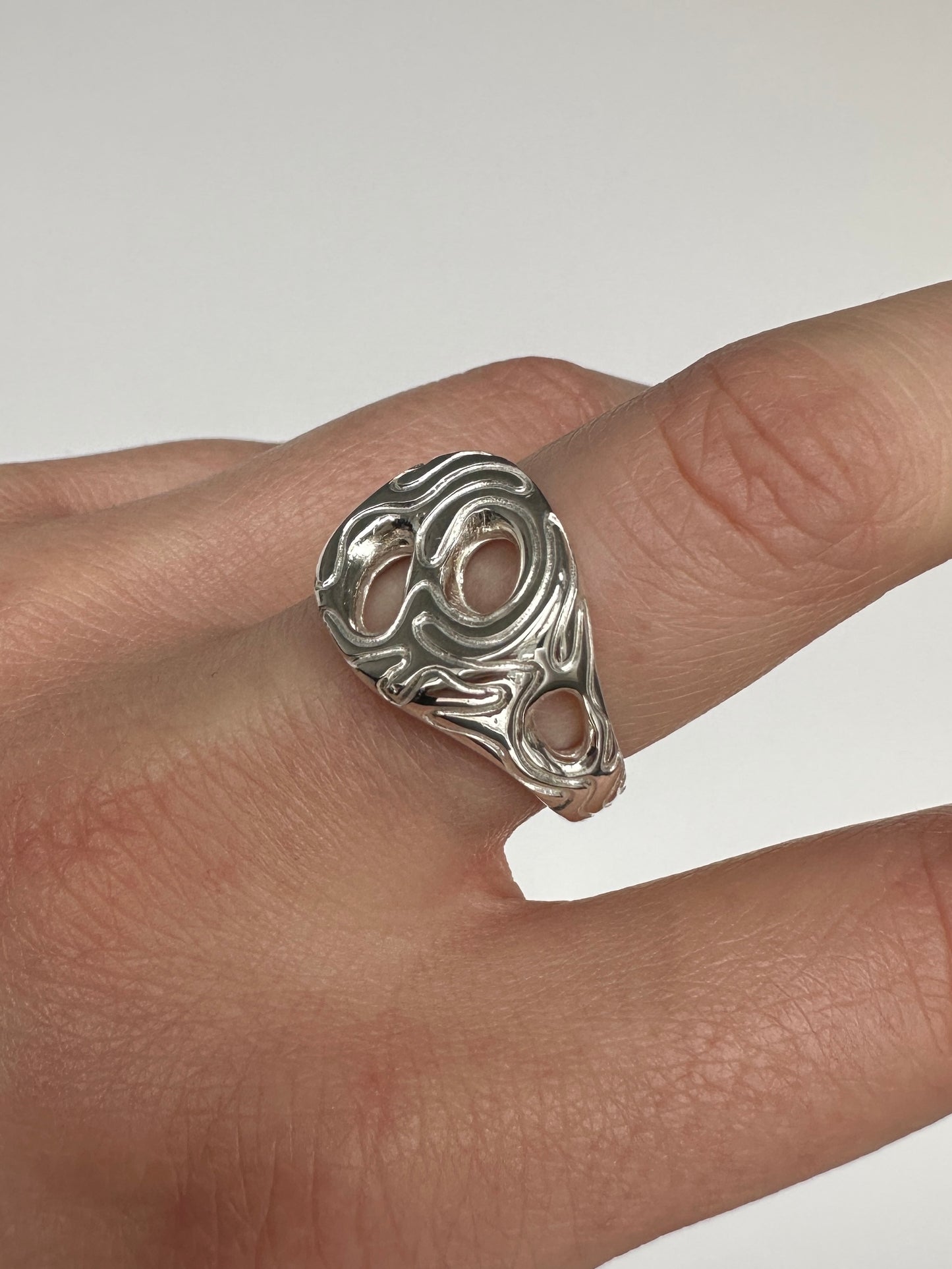 Tafoni Globe Signet